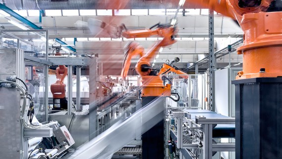 Robotkäed Geberiti varjatud loputuskastide tootmises (© Geberit)