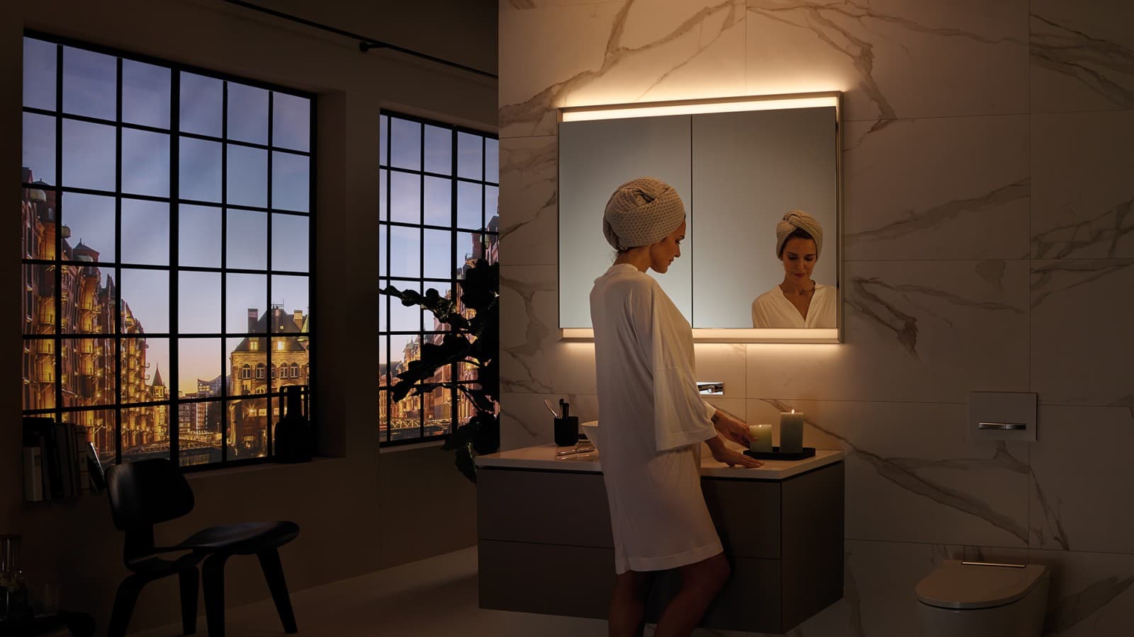 Geberit ONE peegelkapp koos ComfortLightiga, siin atmosfäärilise küünlavalgusega (© Geberit) Geberit ONE peegelkapp koos ComfortLightiga, siin atmosfäärilise küünlavalgusega (© Geberit)