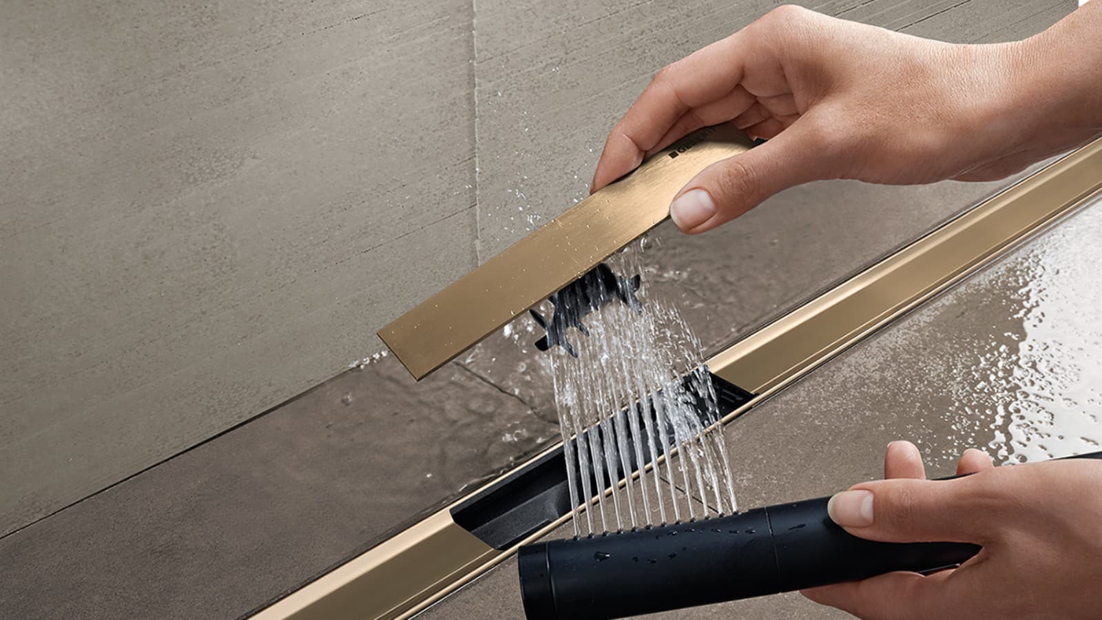 Naine eemaldab Geberit CleanLine duširenni filtri ja puhastab seda(© Geberit) Naine eemaldab Geberit CleanLine duširenni filtri ja puhastab seda(© Geberit)