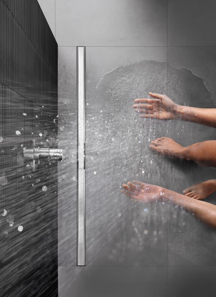 Geberit CleanLine dušikanaliga varustatud põranda tasapinnas duši all olev inimene Geberit CleanLine dušikanaliga varustatud põranda tasapinnas duši all olev inimene