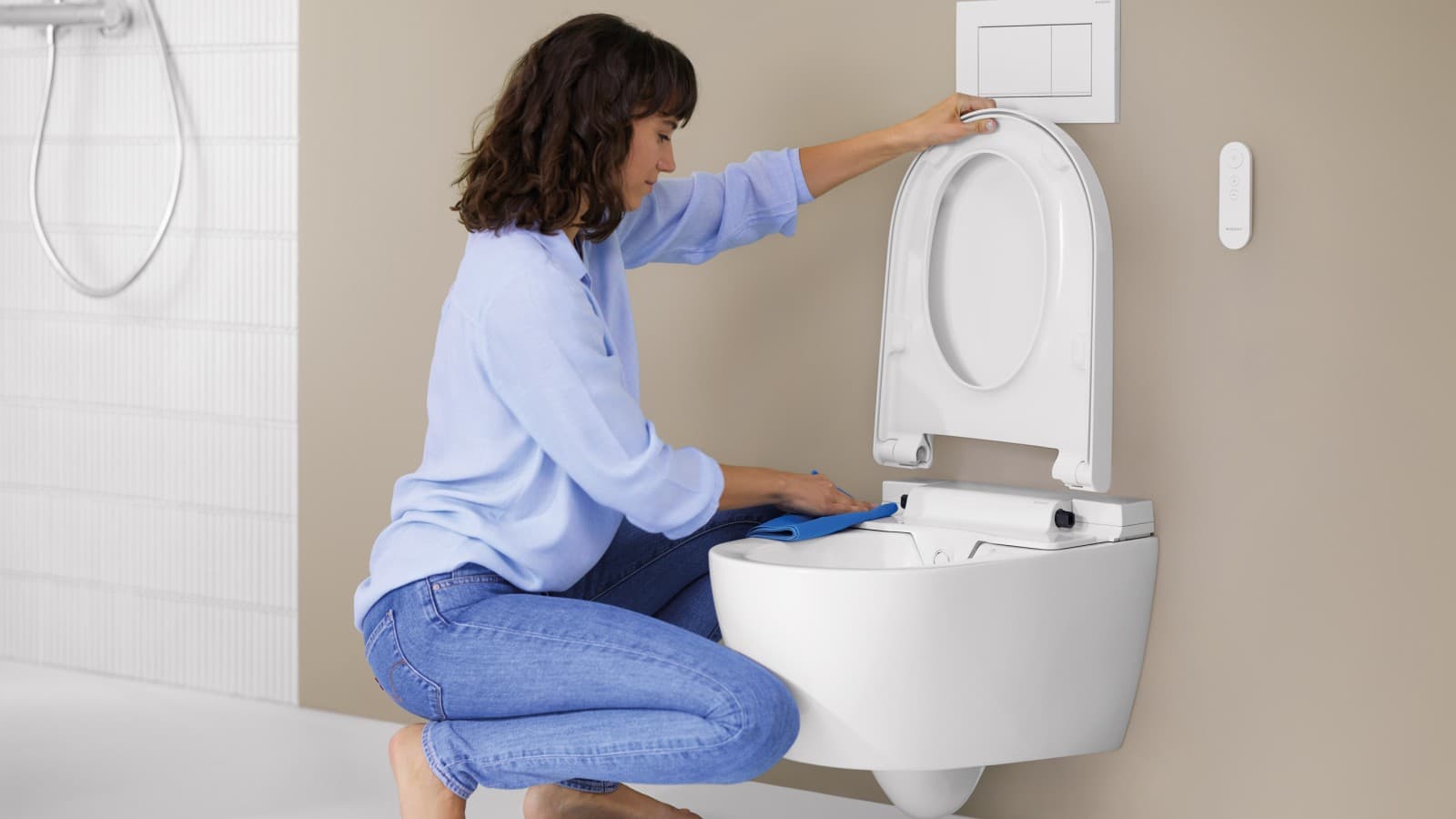 Naine puhastab Geberit AquaClean Alba Naine puhastab Geberit AquaClean Alba