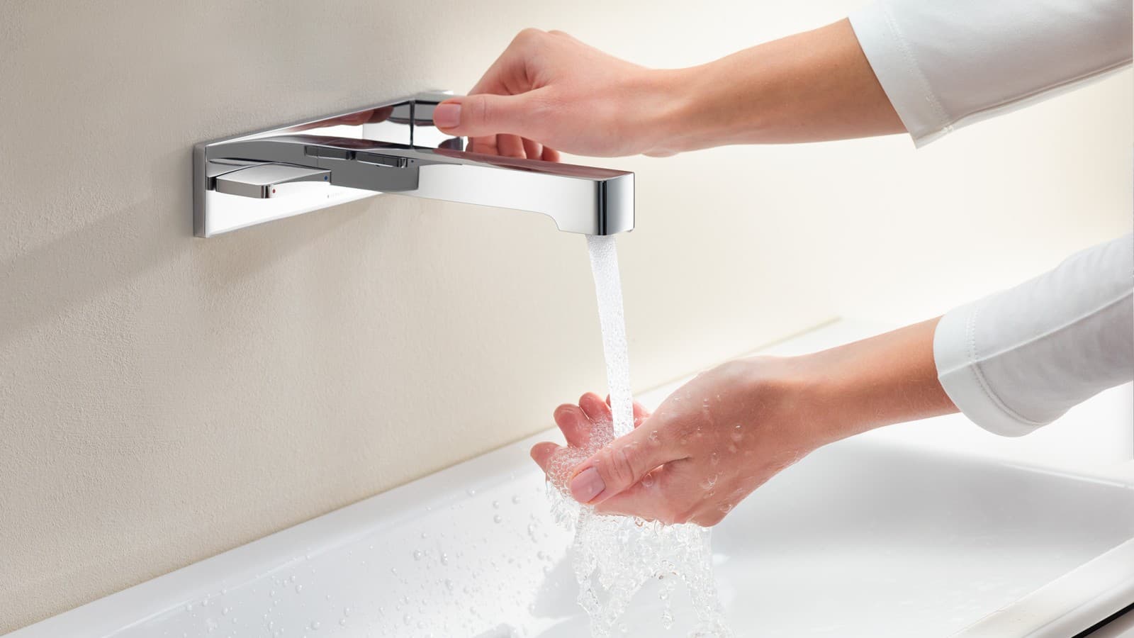 Naine avab kraani ning kontrollib veejoa tugevust ja temperatuuri(© Geberit) Naine avab kraani ning kontrollib veejoa tugevust ja temperatuuri(© Geberit)