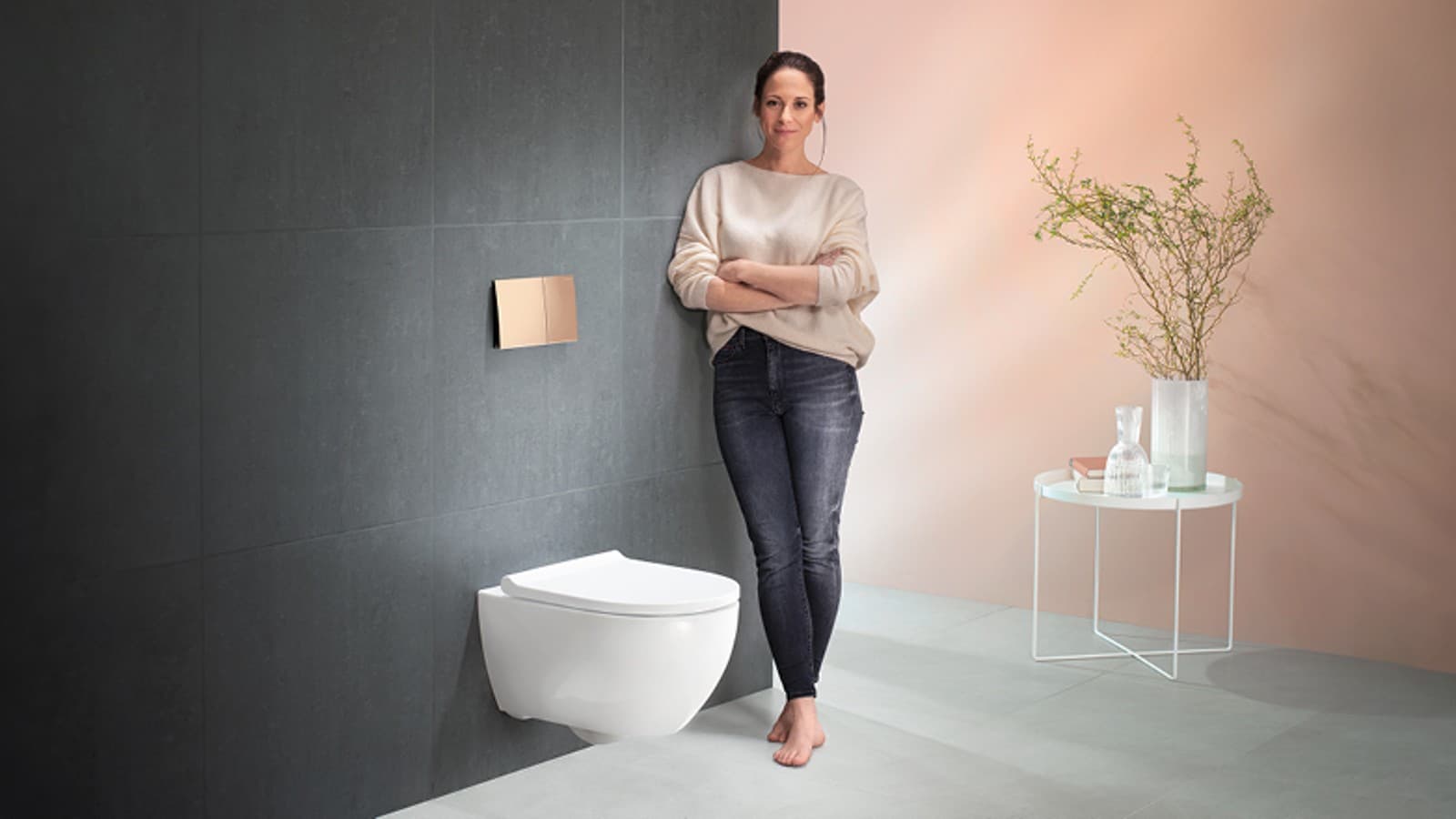 Geberit Acanto WC vannitoas trendivärvi Peach Fuzz seinaga Geberit Acanto WC vannitoas trendivärvi Peach Fuzz seinaga