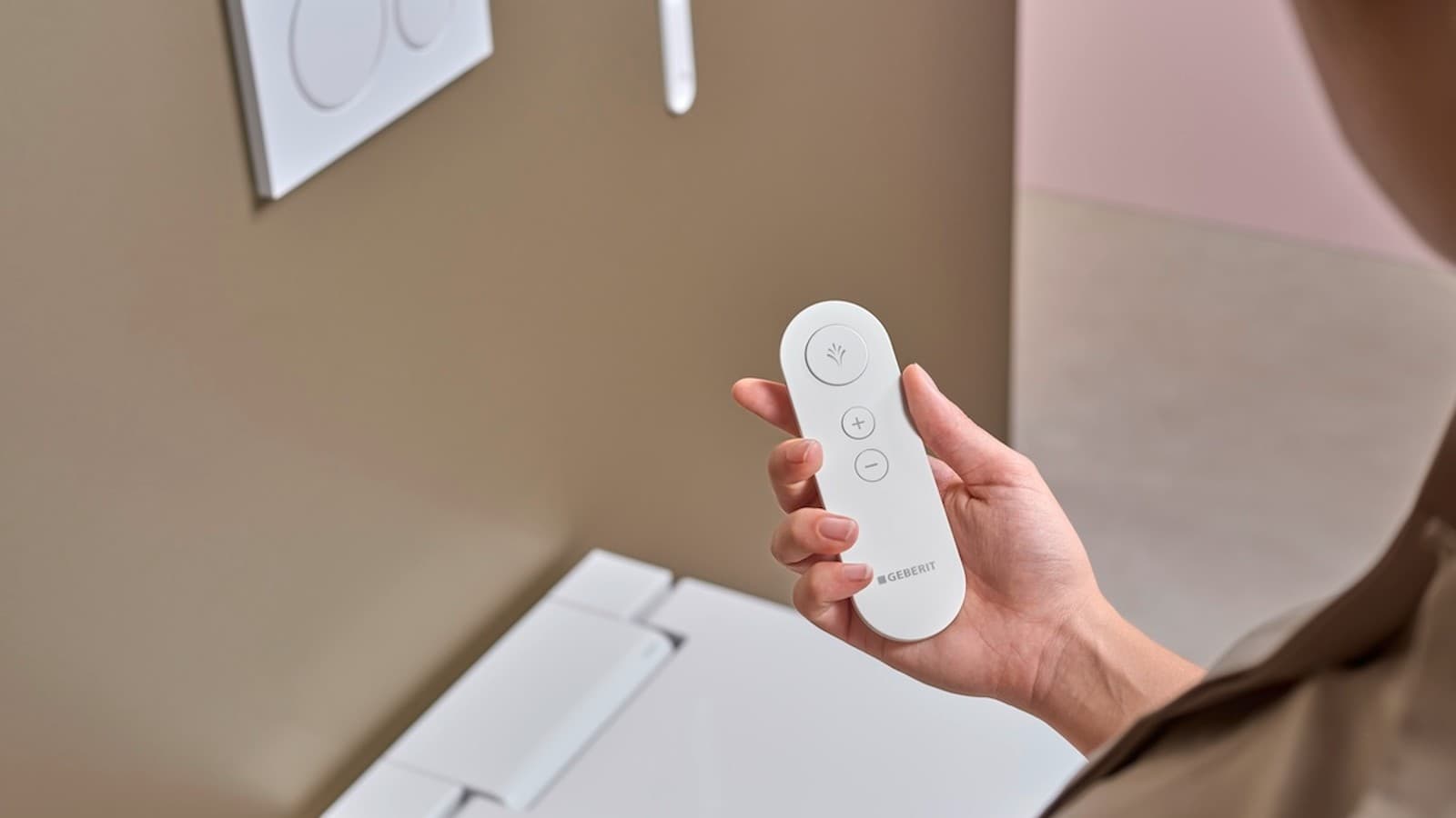 A practical remote control ensures convenient operation of the bidet toilet. A practical remote control ensures convenient operation of the bidet toilet.