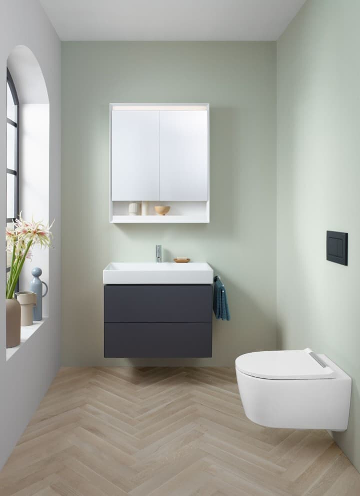 Vaade külaliste tualettruumile koos seinale riputatava WC, peegelkapi ja kraanikausikapiga vannitoasarjast Geberit ONE Vaade külaliste tualettruumile koos seinale riputatava WC, peegelkapi ja kraanikausikapiga vannitoasarjast Geberit ONE