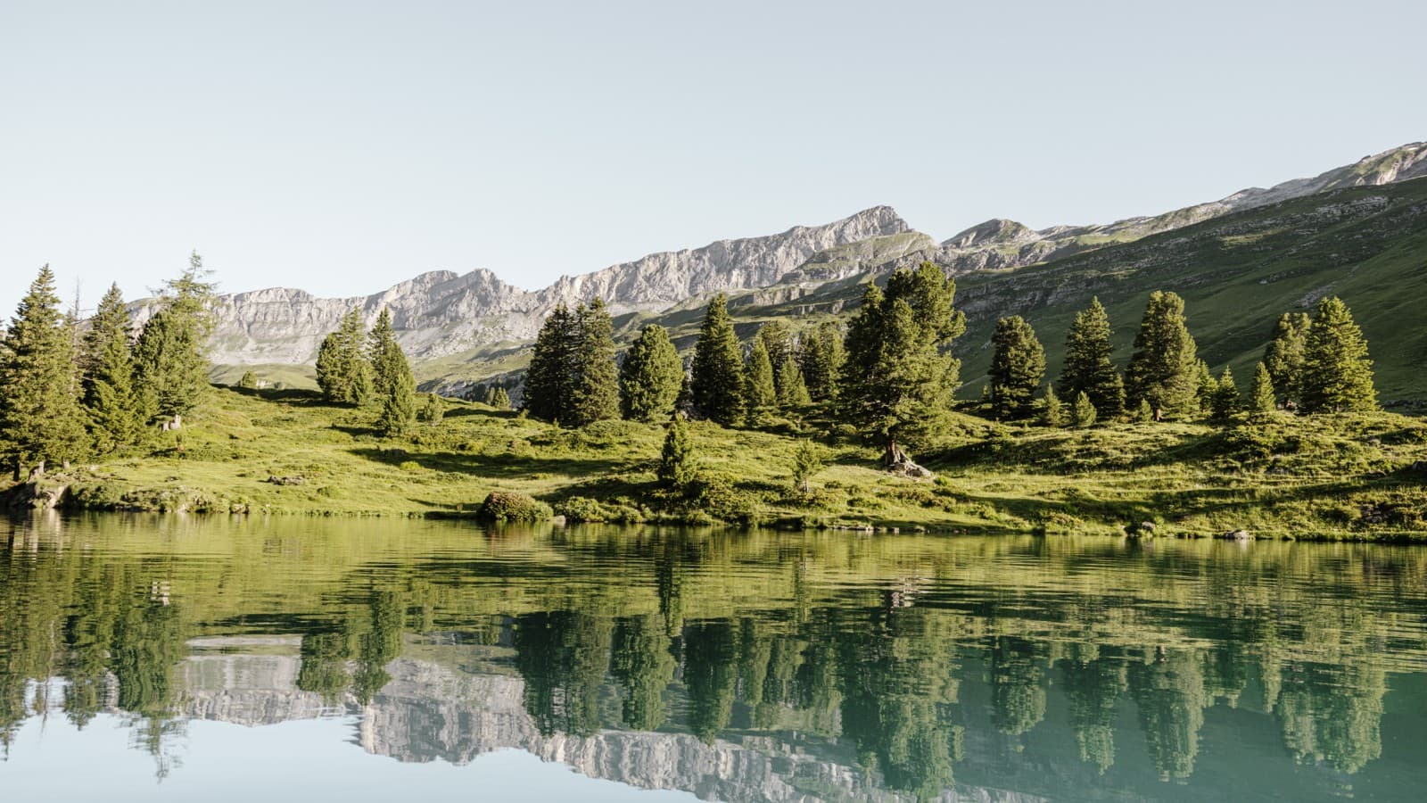 Peegeldused Šveitsi mägijärves Engstlensee, mis asub 1835 meetri kõrgusel merepinnast. Fotograaf: Bruno Augsburger (© Geberit) Peegeldused Šveitsi mägijärves Engstlensee, mis asub 1835 meetri kõrgusel merepinnast. Fotograaf: Bruno Augsburger (© Geberit)