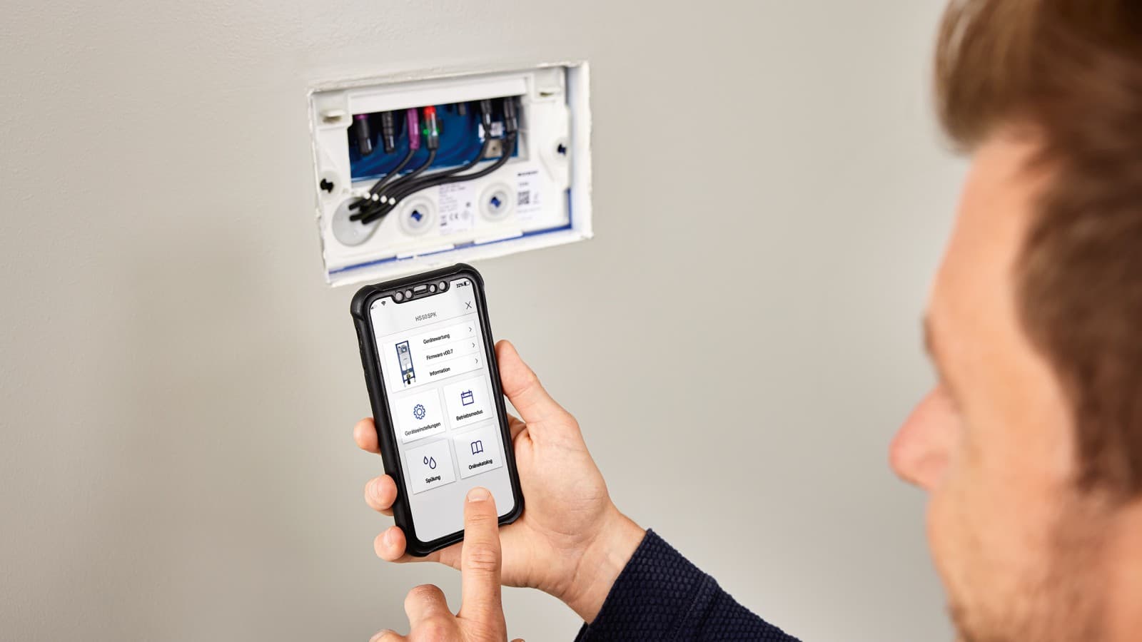 Setting up the Geberit HS30 hygiene flush unit in the concealed cistern via the Geberit Control app. Setting up the Geberit HS30 hygiene flush unit in the concealed cistern via the Geberit Control app.