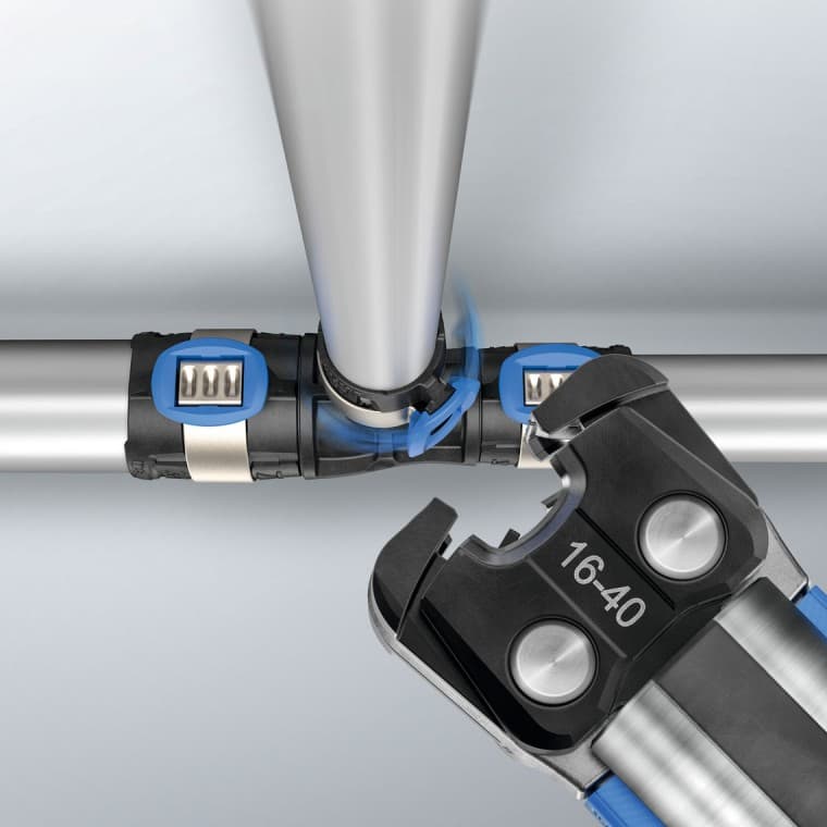 Geberit FlowFit pressimissüsteemi on tänu pööratavale pressimisvõrule lihtne kasutada isegi kõige keerulisemates asendites. Geberit FlowFit pressimissüsteemi on tänu pööratavale pressimisvõrule lihtne kasutada isegi kõige keerulisemates asendites.